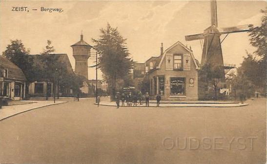 Transvaalwijk0005, Bergweg. 1924.jpg - Gezicht op de Bergweg hoek Doodenweg (van Reenenweg).In het midden tussen de Watertoren en molen “de Vriendschap”stond Tabak en sigarenhandel van de firma van Oort. Rond 1963 werd hij opgevolgd door J.W.A. Schoots. Het pand is eind jaren 90 afgebroken samen met molen "de Vriendschap", op deze plek staat nu nieuwbouw. Op de achtergrond tussen de bomen ziet u de naam "Nestor" staan dit was van de heer N. van Amersfoort die had zijn eigen Expeditie-Onderneming en vervoerde Bouwmaterialen, hier was zijn bergplaats voor Inboedels van klanten. Nu is alleen de Watertoren en de Chr. Gereformeerde kerk te zien. Opname van 1924.